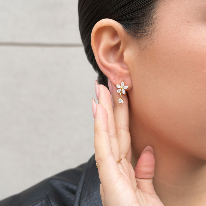 Blumen-Ohrringe mit geglätteten Haaren